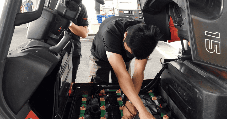 Vệ sinh bộ lọc dầu và thùng chứa