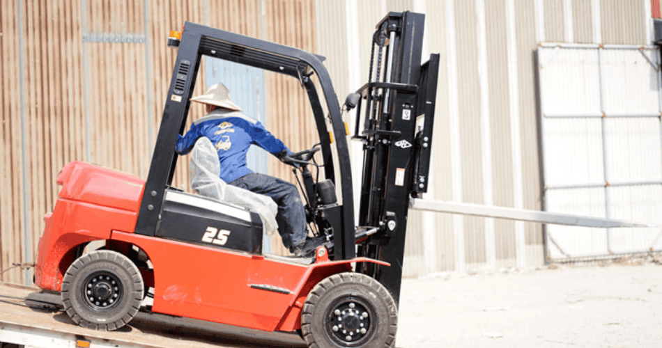 Xe nâng bị rung lắc khi di chuyển