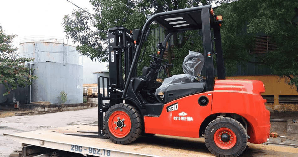 Xe nâng khó vào cua hoặc mất lực kéo